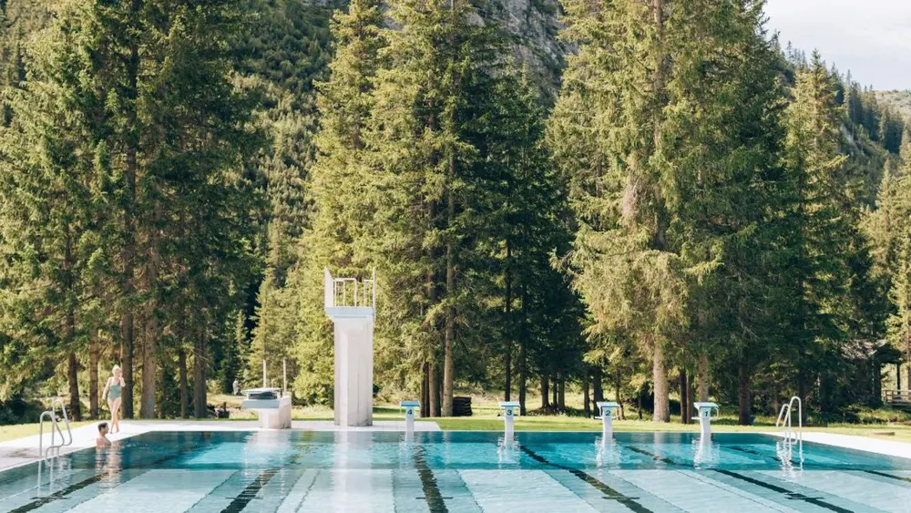 Schwimmbecken im Waldbad Lech