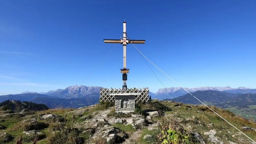 Beeindruckendes Gipfelkreuz auf dem Sonntagskogel