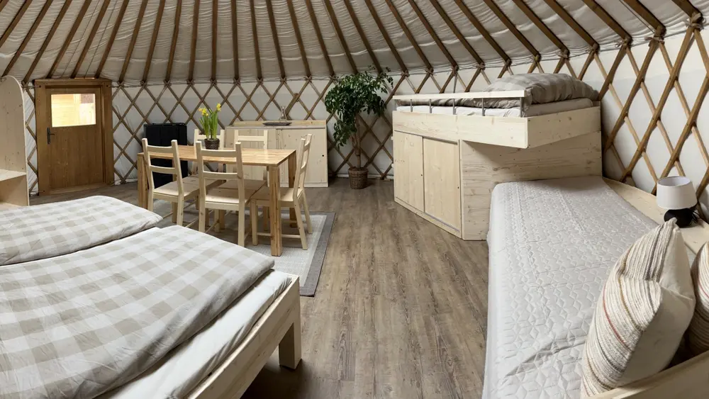 Im Inneren der Jurte auf dem Lama- und Alpakahof Triesenberg