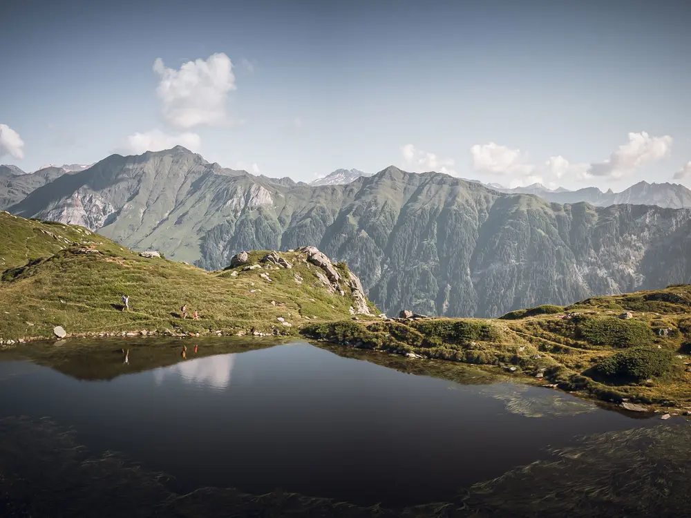 Bergsee mit Bergpanorama