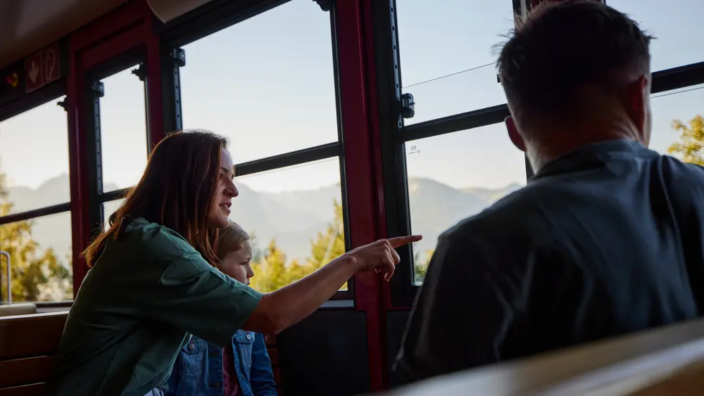 Familie in der Schafbergbahn
