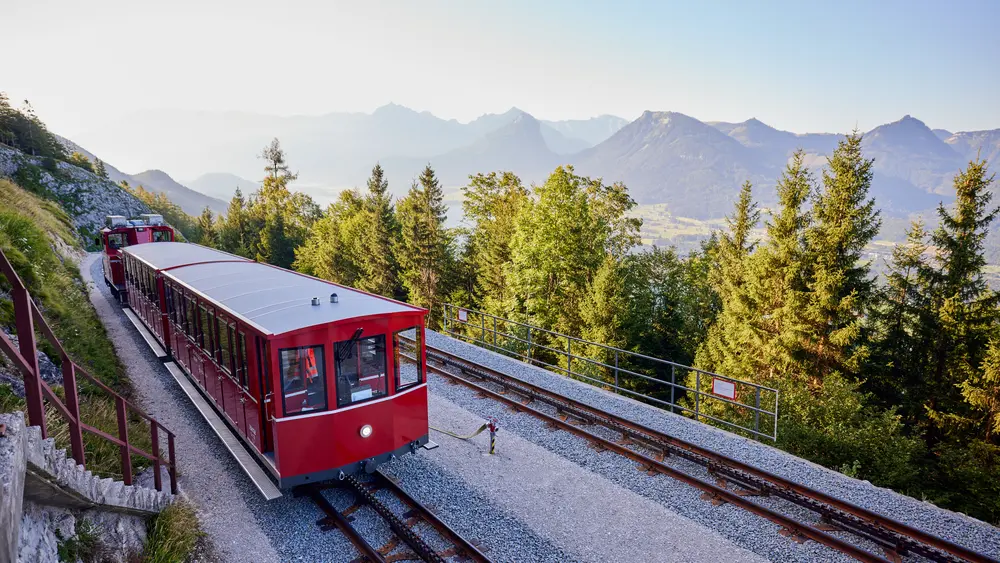 Die Fahrt mit der Schafbergbahn garantiert herrliche Ausblicke