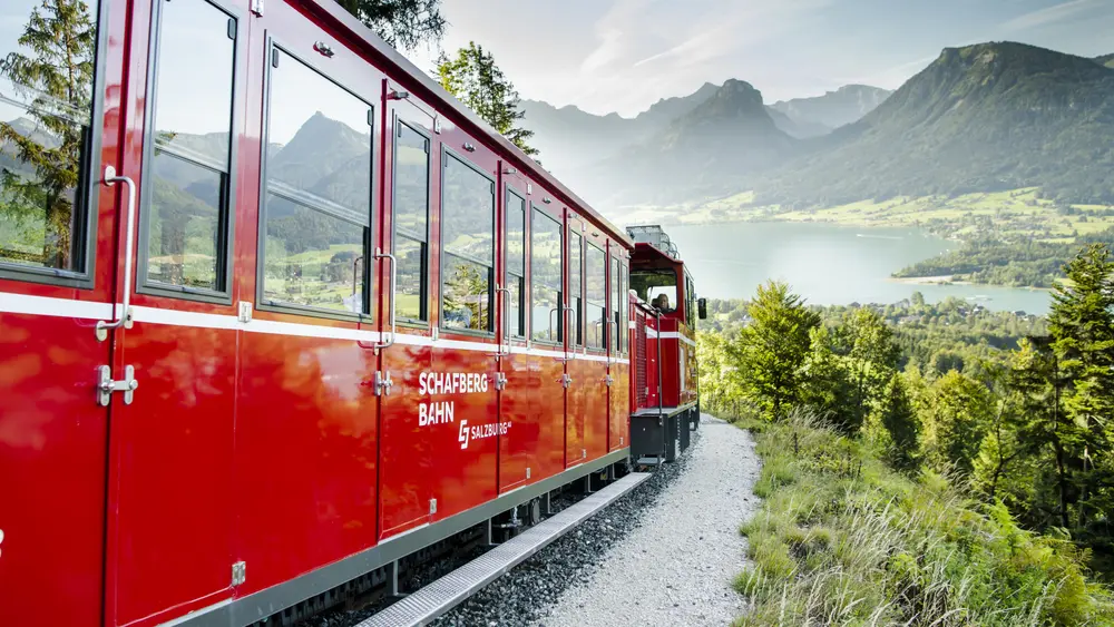 Blick auf die Schafbergbahn und den Wolfgangsee