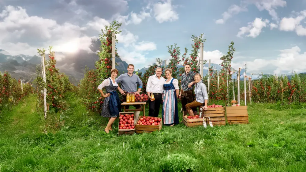 Familie Kuenz in ihren Obstgärten