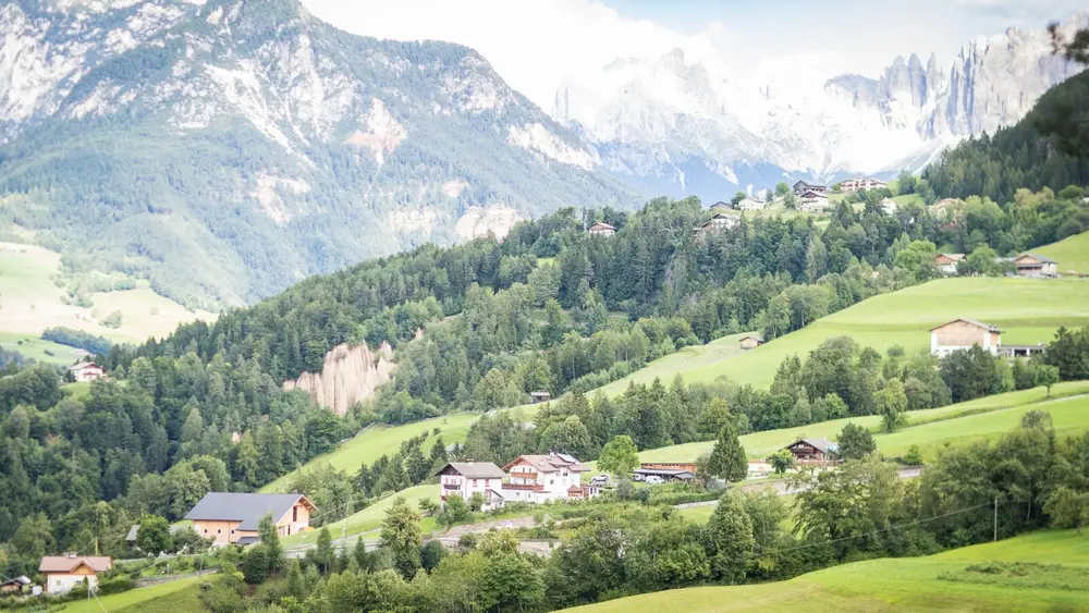 Blick auf Steinegg und die Pyramiden