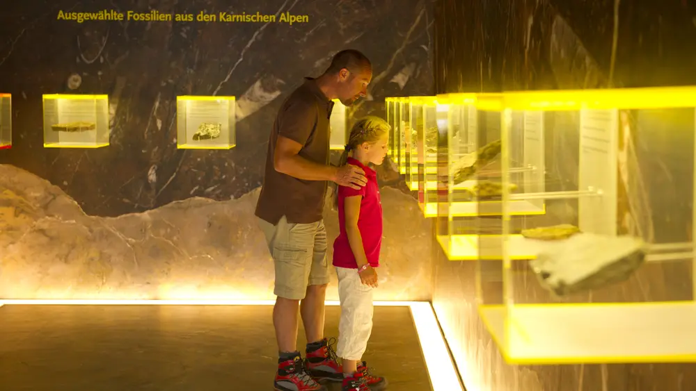 Vater und Sohn im Geopark Besucherzentrum