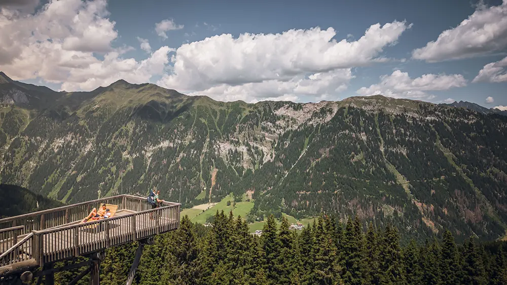 Aussichtsplattform mit Blick auf die Bergwelt in Ratschings-Jaufen