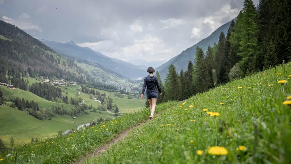 Wandern in der Talsohle: Ultner Höfeweg