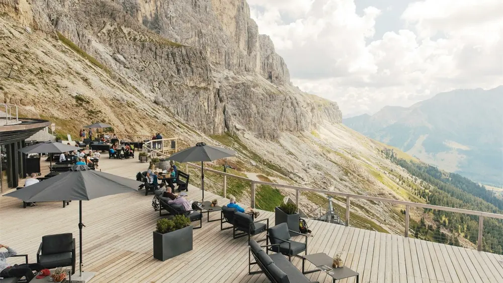 Terrasse der Laurins Lounge mit Bergblick