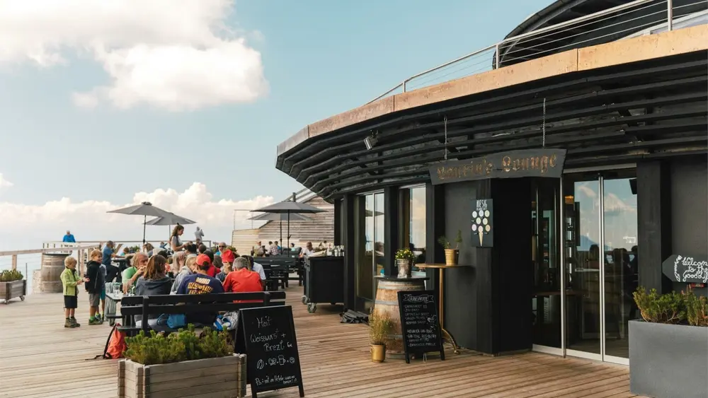 Terrasse der Laurins Lounge mit Blick auf den Eingang