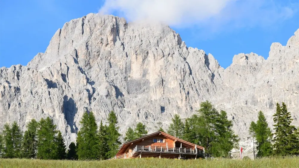 Almhütte Messnerjoch in den Dolomiten