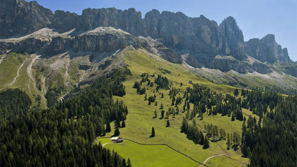 Almhütte Messnerjoch in den Dolomiten - Drohnenblick