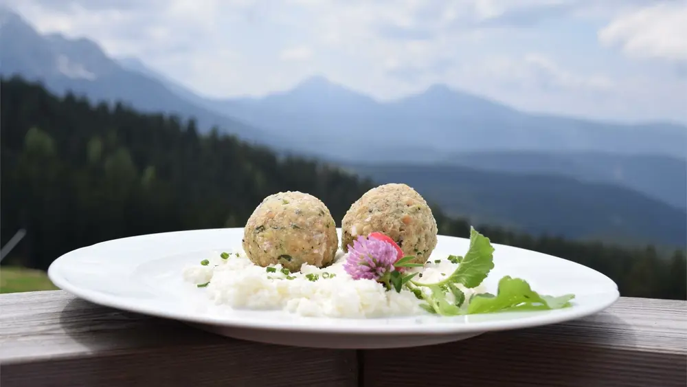 Hausgemachte Knödel auf der Almhütte Messnerjoch