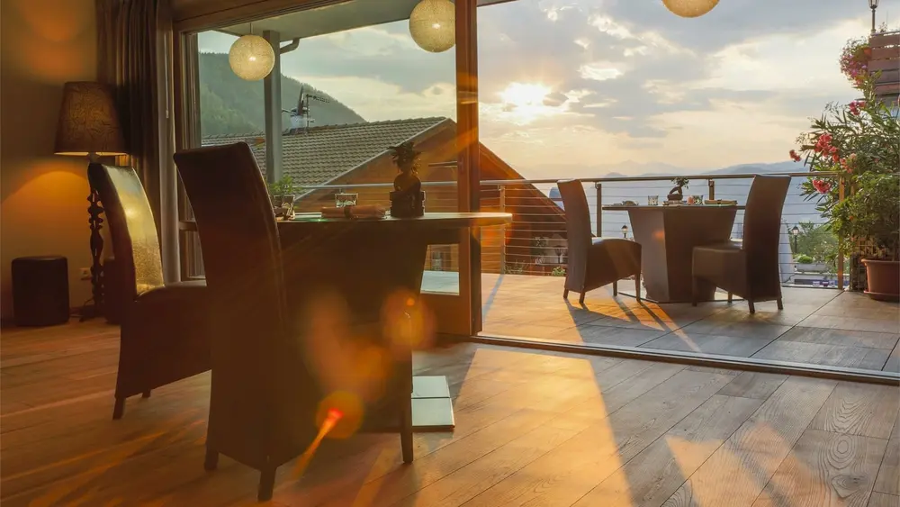 Blick auf die Terrasse im Gourmet-Restaurant Astra und das umliegende Panorama