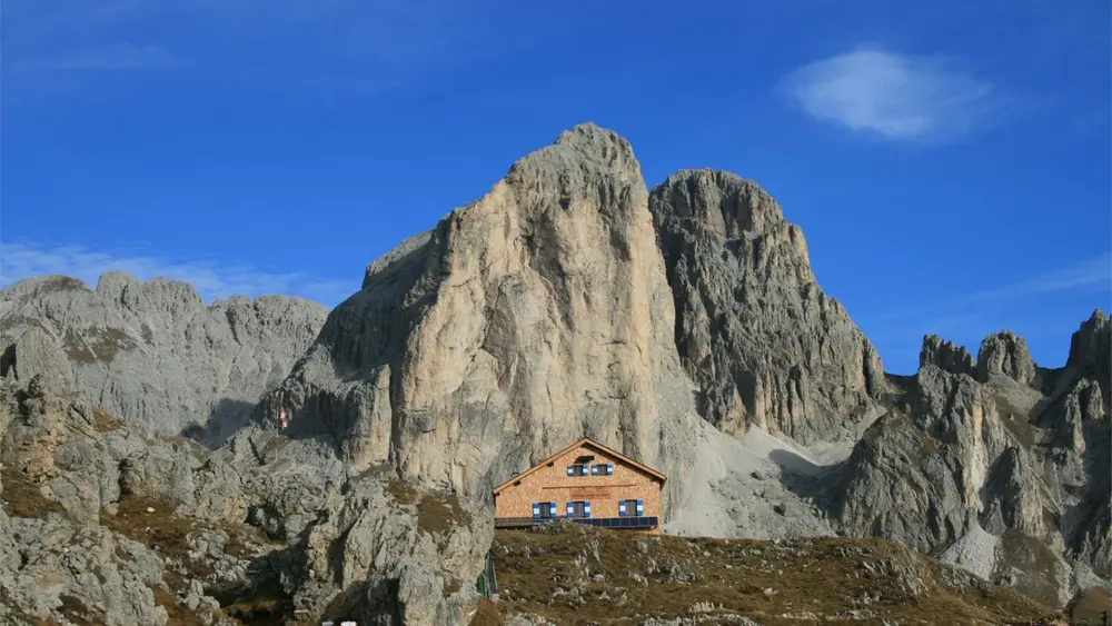 Rotwandhütte vor den Dolomiten