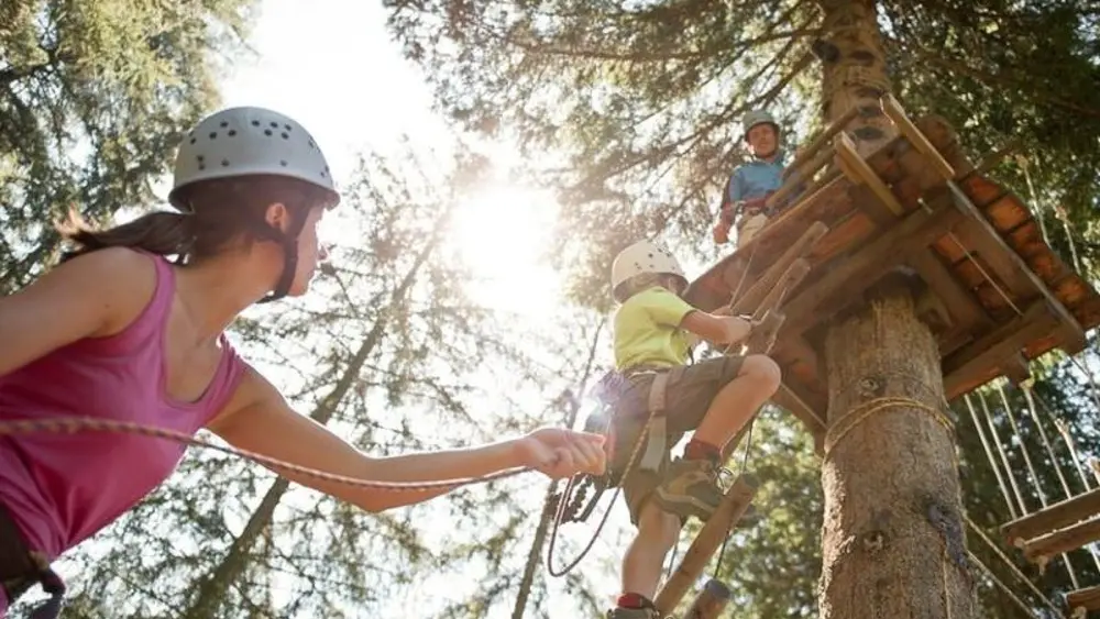 Am Kletterseil im Waldhochseilgarten Obereggen