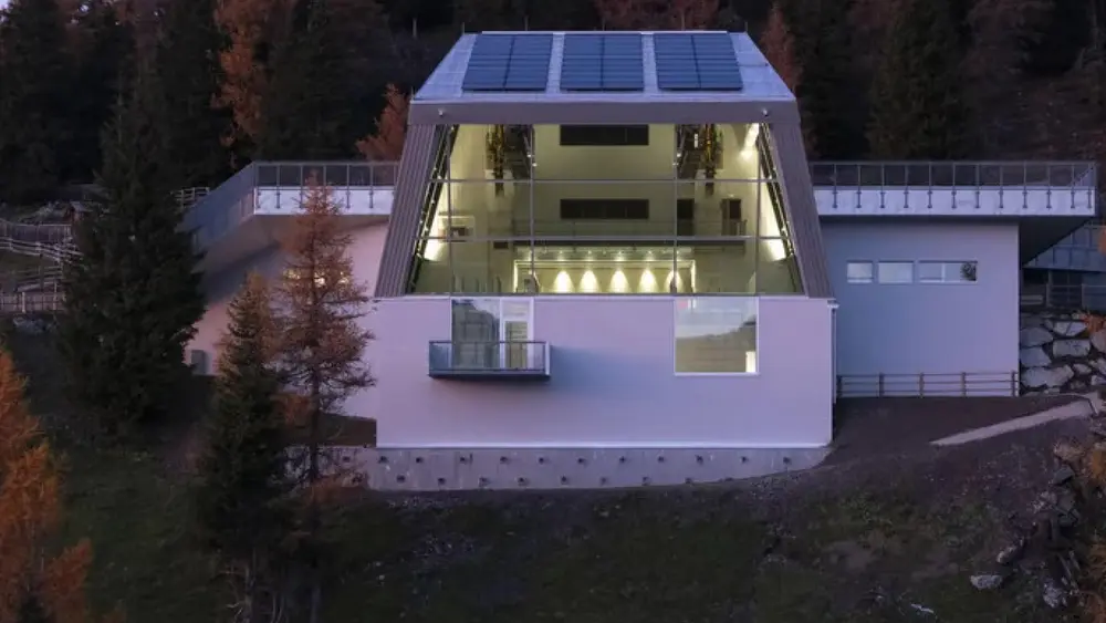 Blick auf das Reinhold Messner Haus am Helm