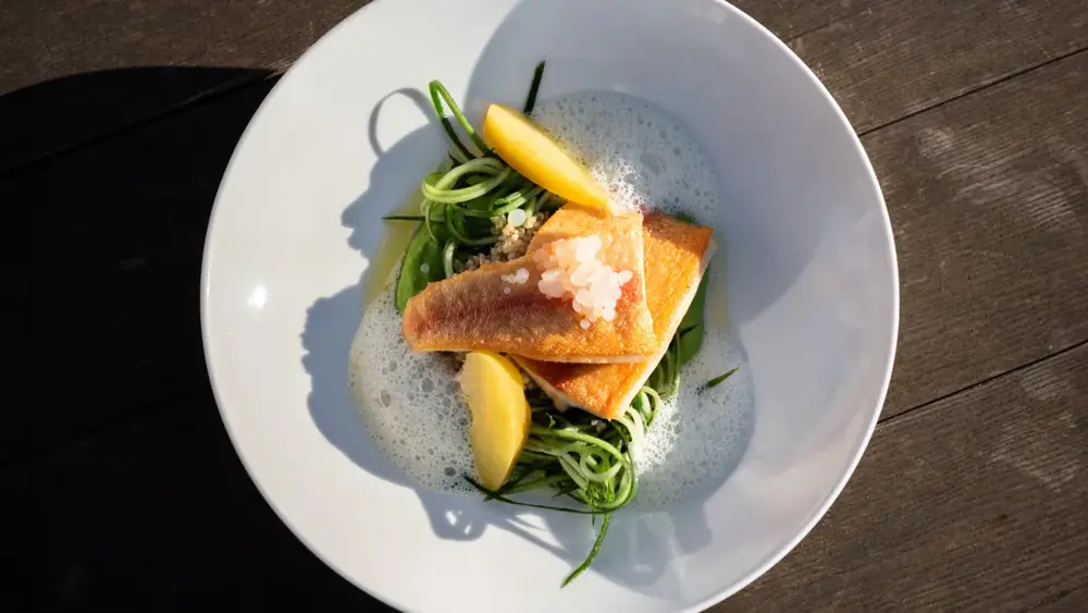 Fischfilet mit Schaum Zucchininudeln und Kartoffelspalten