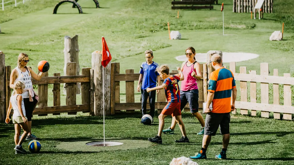 Familie beim Soccergolf