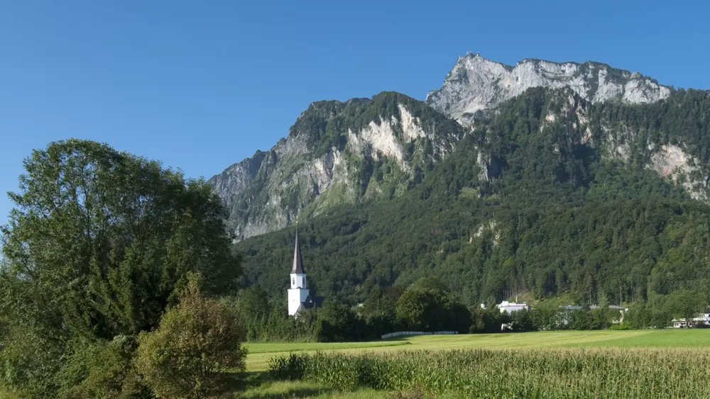 Blick Richtung Untersberg, im Vordergrund Pfarrkirche Grödig