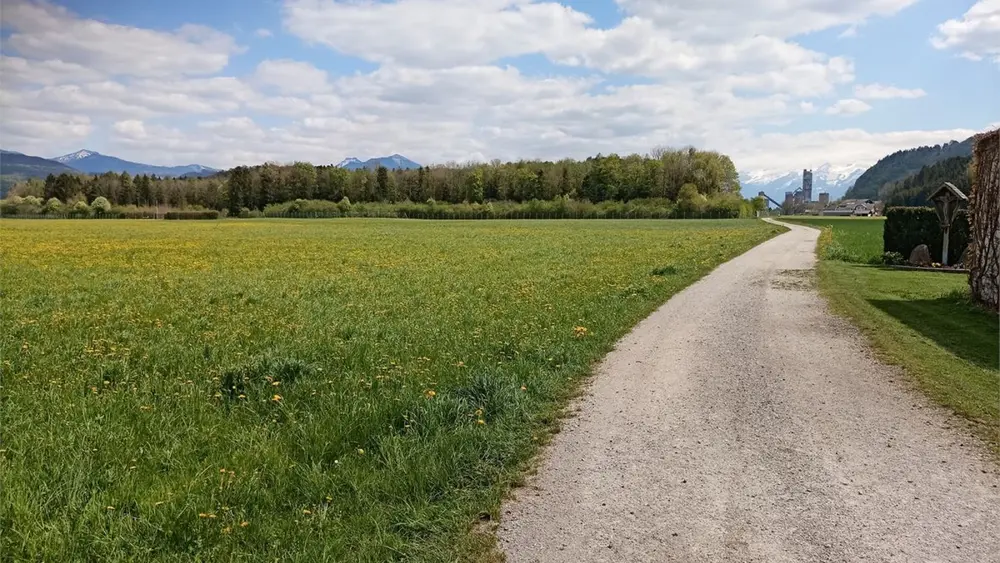 Feldweg nach der Feuerwehr an der Almkanalrunde