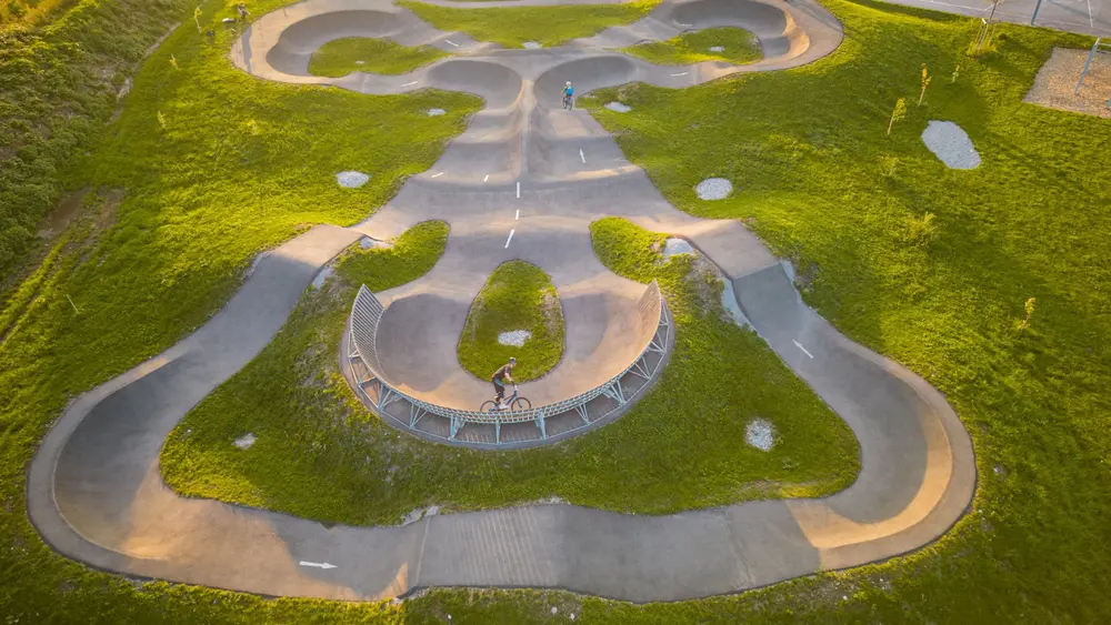 Multifunktioneller Bewegungspark Pumptrack