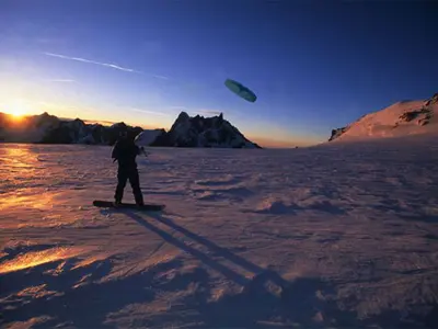 Snowboarder im Sonnenuntergang in Chamonix © OT Chamonix / Pascal Tournaire