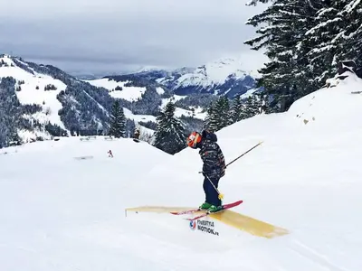 Kind auf eriner Box auf dem Family Run © James Hills
