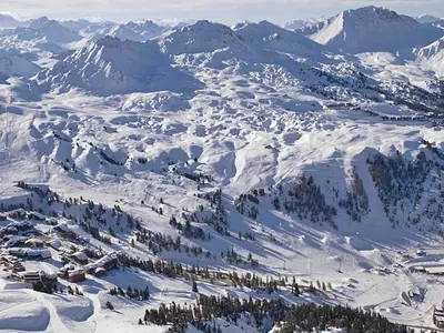 Aussicht auf La Plagne und die umgebende Bergwelt © Elina Sirparanta