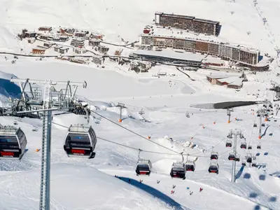 Blick auf die Talstation und die Gondeln © andyparant.com