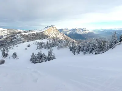 Winterlandschaft mit Bergen und Tannen bei Lans-en-Vercors © L. Martin OT Lans en Vercors