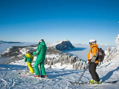 Familie mit Ski in den Bergen © OT Lans en Vercors