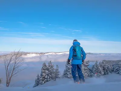 Skifahrer mit Bergpanorama in Lans-en-Vercors © V. Juraszek OT Lans en Vercors