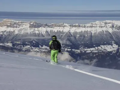 Skiroutengeher mit Panoramablick auf die Umgebung von Les Sept Laux © Les 7 Laux