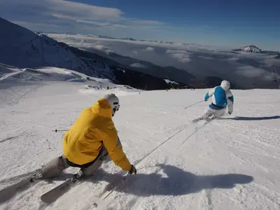 Skifahrer bei der Abfahrt im Skigebiet Les Sept Laux © Les 7 Laux
