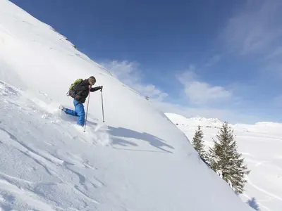 Schneeschuhwanderer am Tiefschneehang in Alpe d'Huez © Laurent Salino / Alpe d?Huez Tourisme