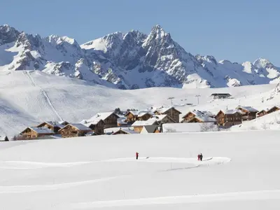 Winterwanderer auf einem präparierten Weg in Alpe d'Huez © Laurent Salino / Alpe d?Huez Tourisme