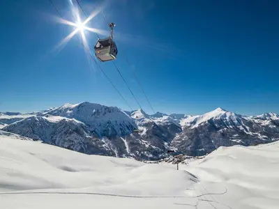 Gondel über dem Skigebiet © Gilles Baron