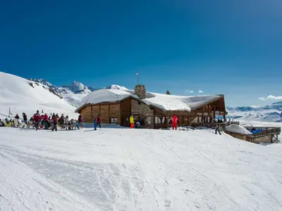 Skihütte mit Skifahrer © Gilles Baron