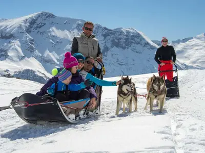 Familie mit Hundeschlitten © Gilles Baron