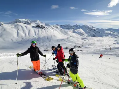 Vier Skifahrer mit Bergpanorama © Gilles Baron