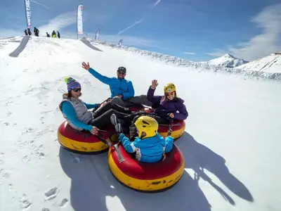 Vier Personen im 4er Snowtube © Gilles Baron