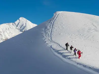 Gruppe Schneeschuhwanderer auf eine Berg © Gilles Baron