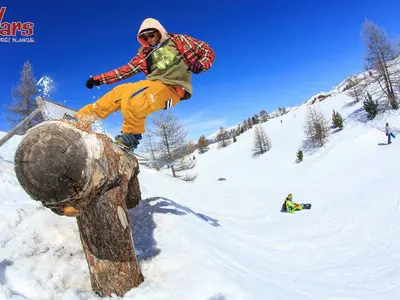 Snowboarder auf einem Holzrail © OT Vars-Les-Claux / scalpfoto