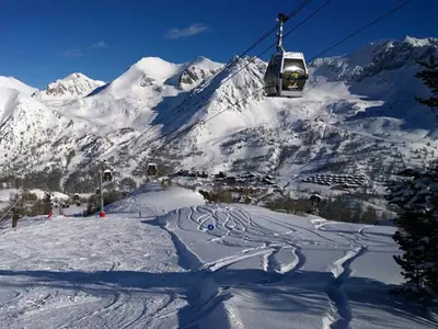 Gondel über der Piste © OT Isola 2000