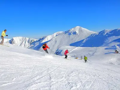 Skifahrer in Mont Dore © OT Massif du Sancy