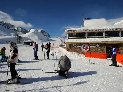 Skifahrer vor der Skischule in La Mongie-Barèges © Tourisme Grand Tourmalet