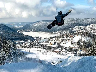 Snowboarder beim Sprung hoch über Gérardmer © Gérardmer Ski Regie Municipale