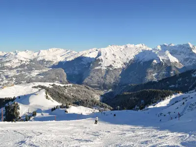 Skipiste mit Bergpanorama © DimiTalen via Wikimedia Commons