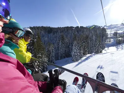 Blick aus dem Sessellift auf die Berge © OT de Samoëns